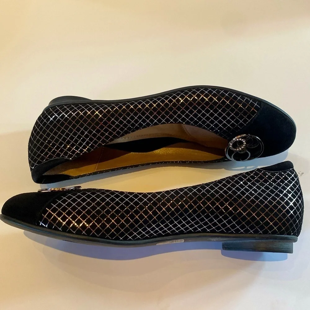BeautiFeel Black & Gold Suede Leather Medallion Ballet Flats Size 6.5 (37)